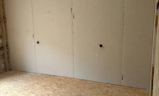 Pose du placo sur le mur de la chambre