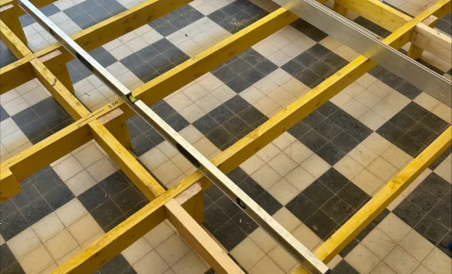 pose d'un solivage avec des lambourdes sur le carrelage