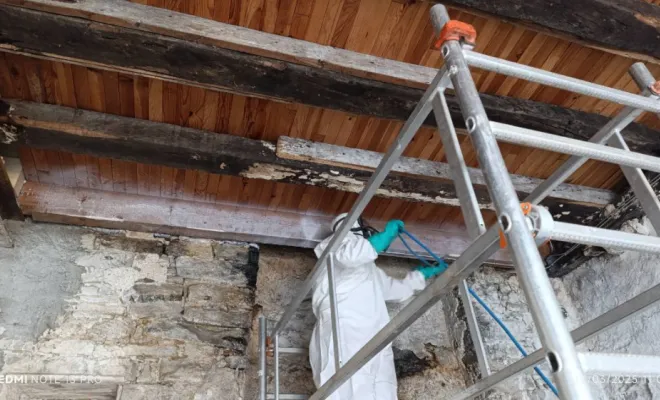 Double pulvérisation des pièces de bois