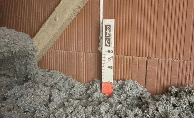 Soufflage de la ouate au niveau du repère