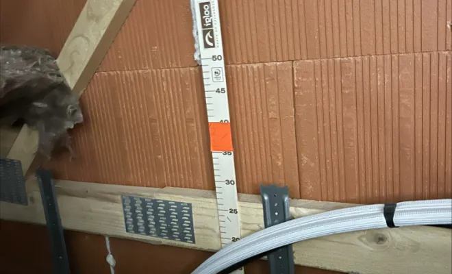 Mise en place du repère d'épaisseur de ouate soufflée